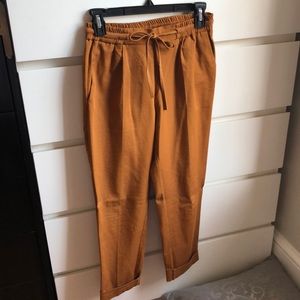 High waisted mustard-like color trousers
